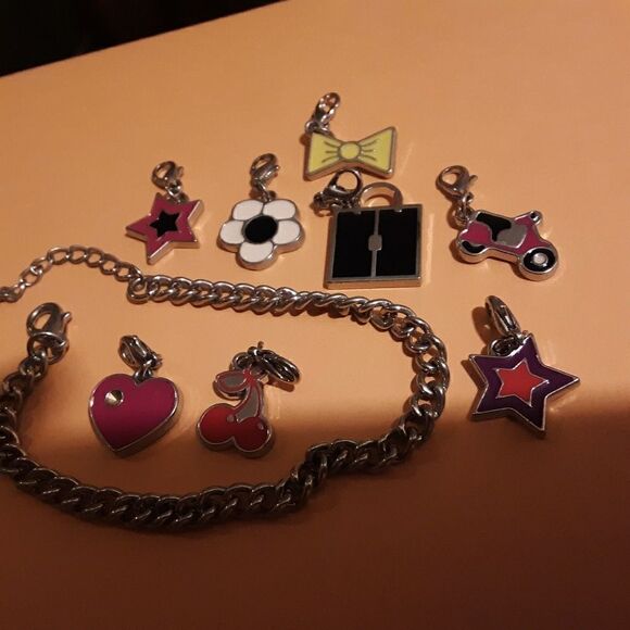 Silver chain bracelet with 8 different charms - Picture 4 of 4